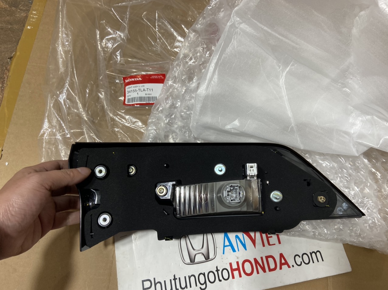 Đèn lái sau miếng trên cốp xe Honda CRV 2021-2022